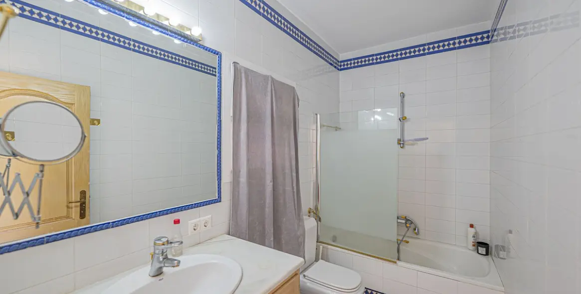 Venta de villa independiente en El Paraiso 18