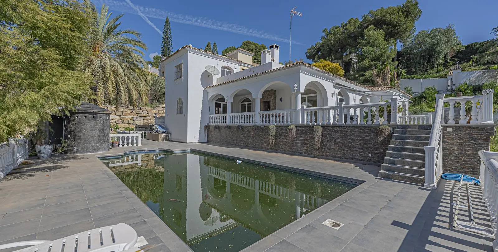 Sale of detached villa in El Paraiso 1