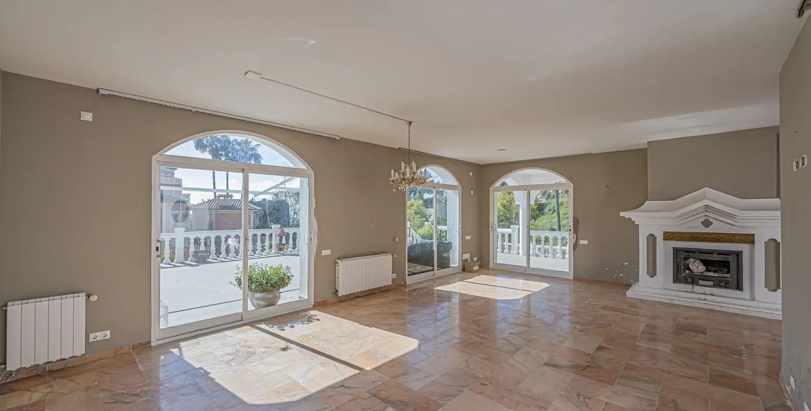 Sale of detached villa in El Paraiso 2