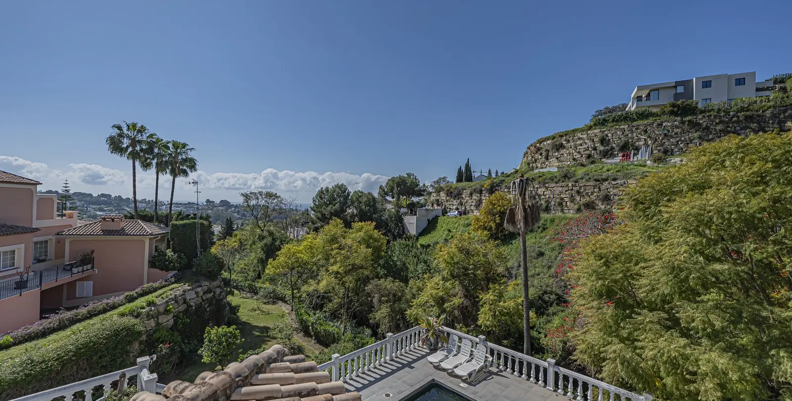 Sale of detached villa in El Paraiso 3