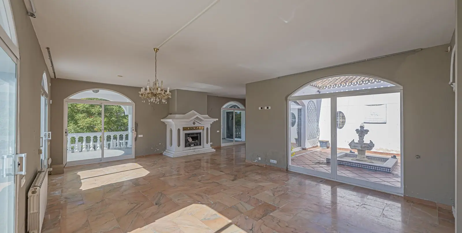 Sale of detached villa in El Paraiso 5