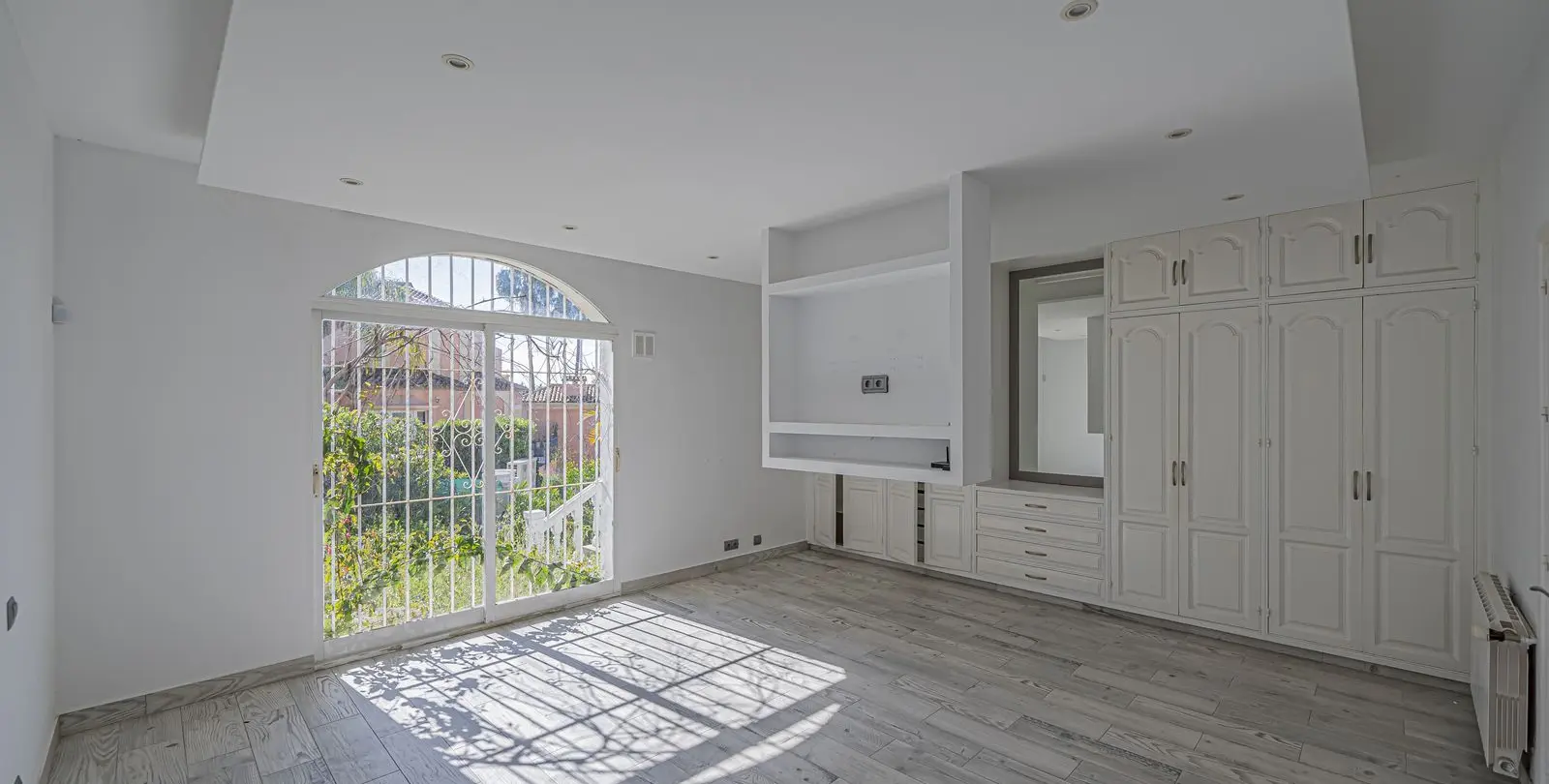 Sale of detached villa in El Paraiso 11