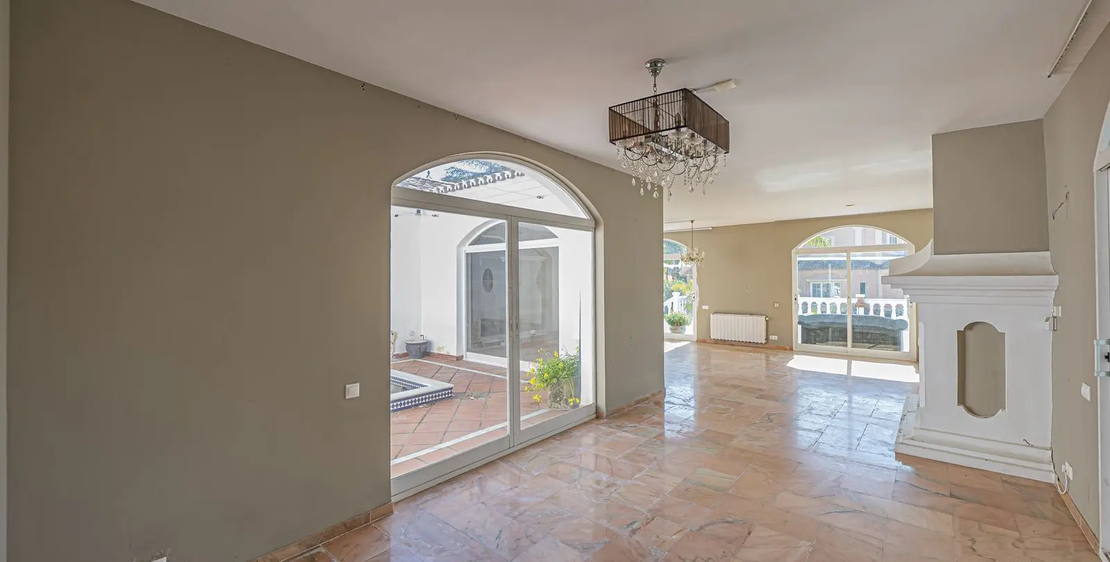 Sale of detached villa in El Paraiso 12