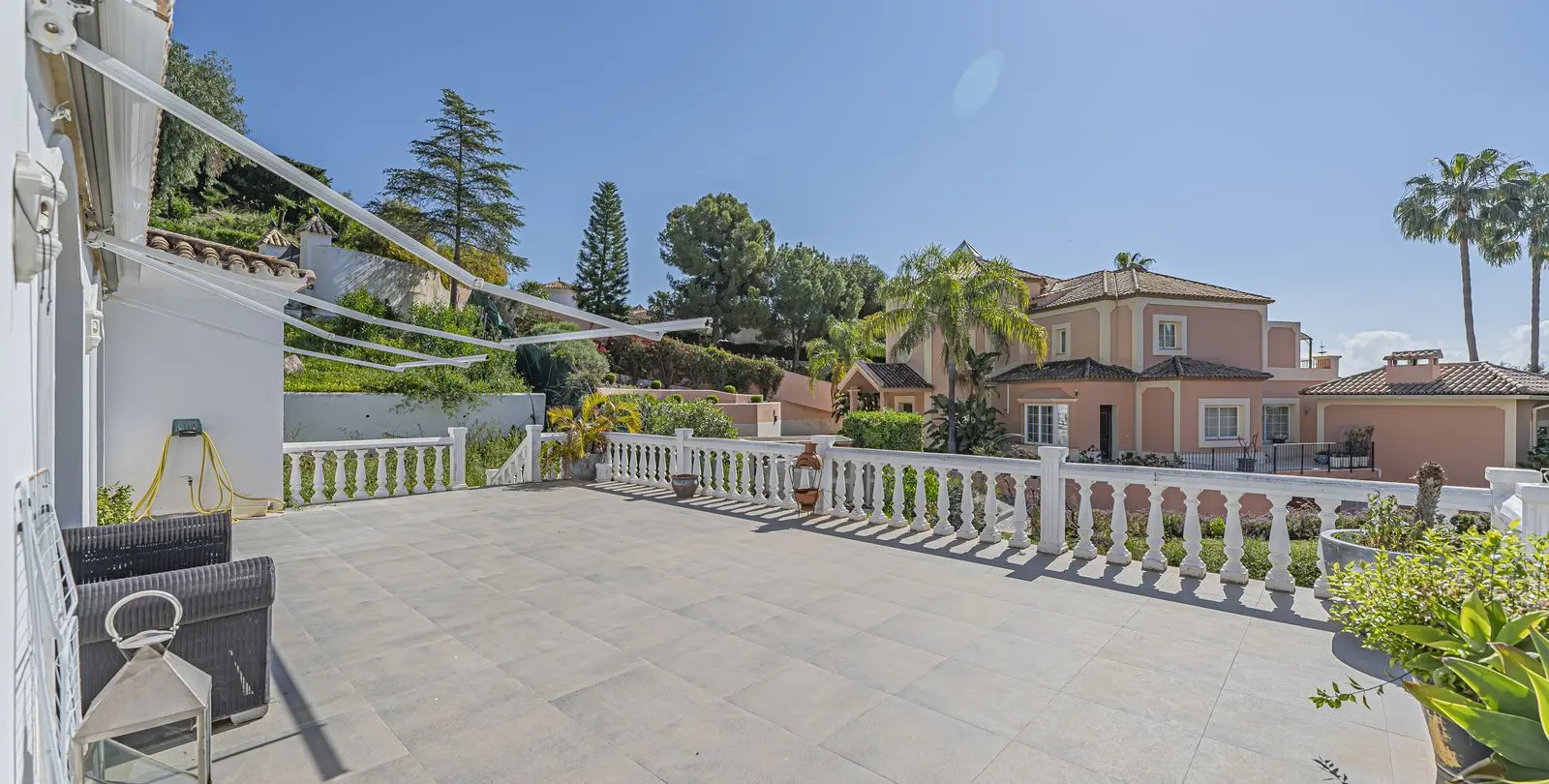 Sale of detached villa in El Paraiso 14