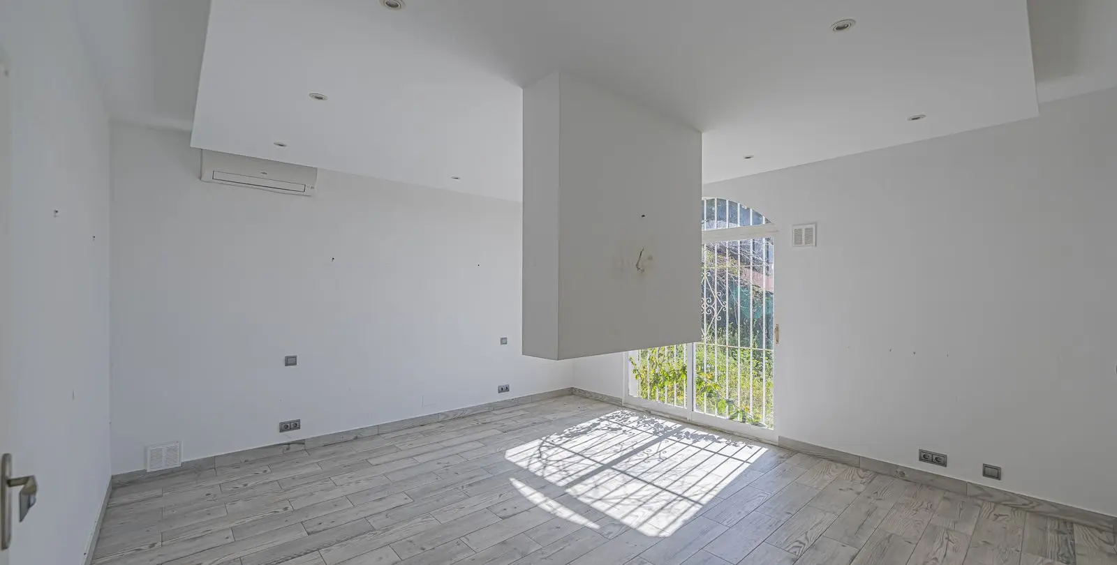Sale of detached villa in El Paraiso 15