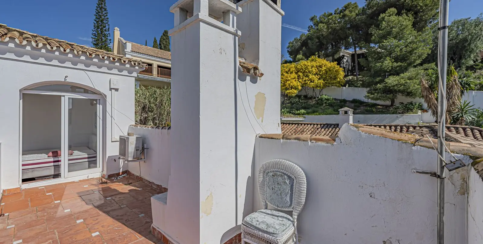 Sale of detached villa in El Paraiso 17