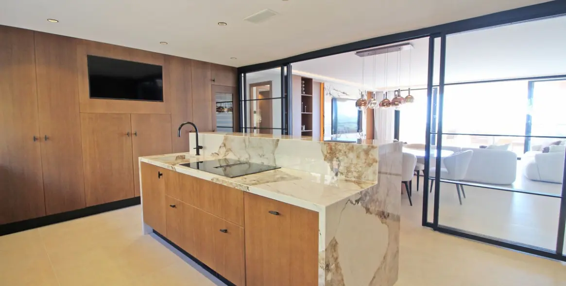 Venta de apartamento en planta media en Nueva Andalucía 3