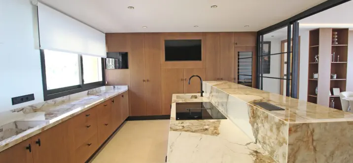 Venta de apartamento en planta media en Nueva Andalucía 3