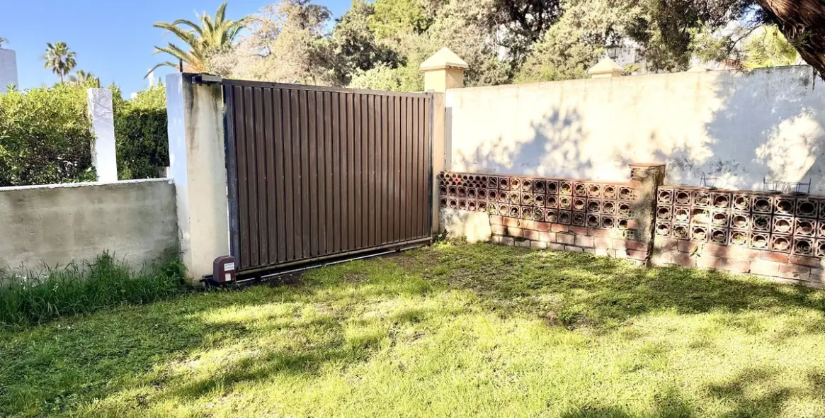 Venta de parcela residencial en Marbesa 11