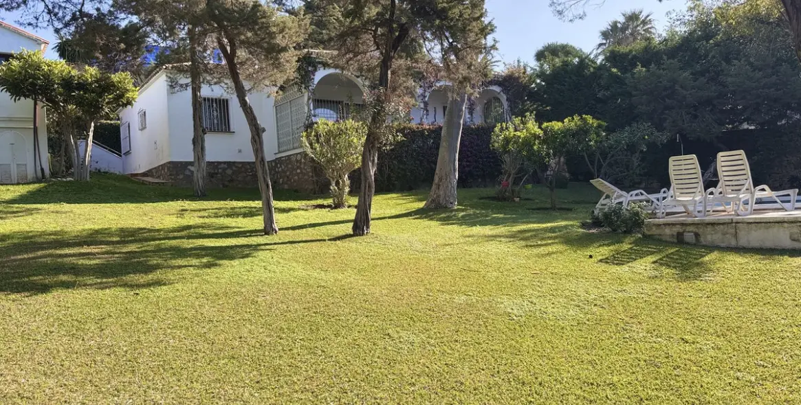 Venta de parcela residencial en Marbesa 12