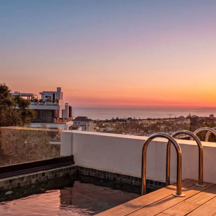 Продажа двухуровневого пентхауса в Marbella