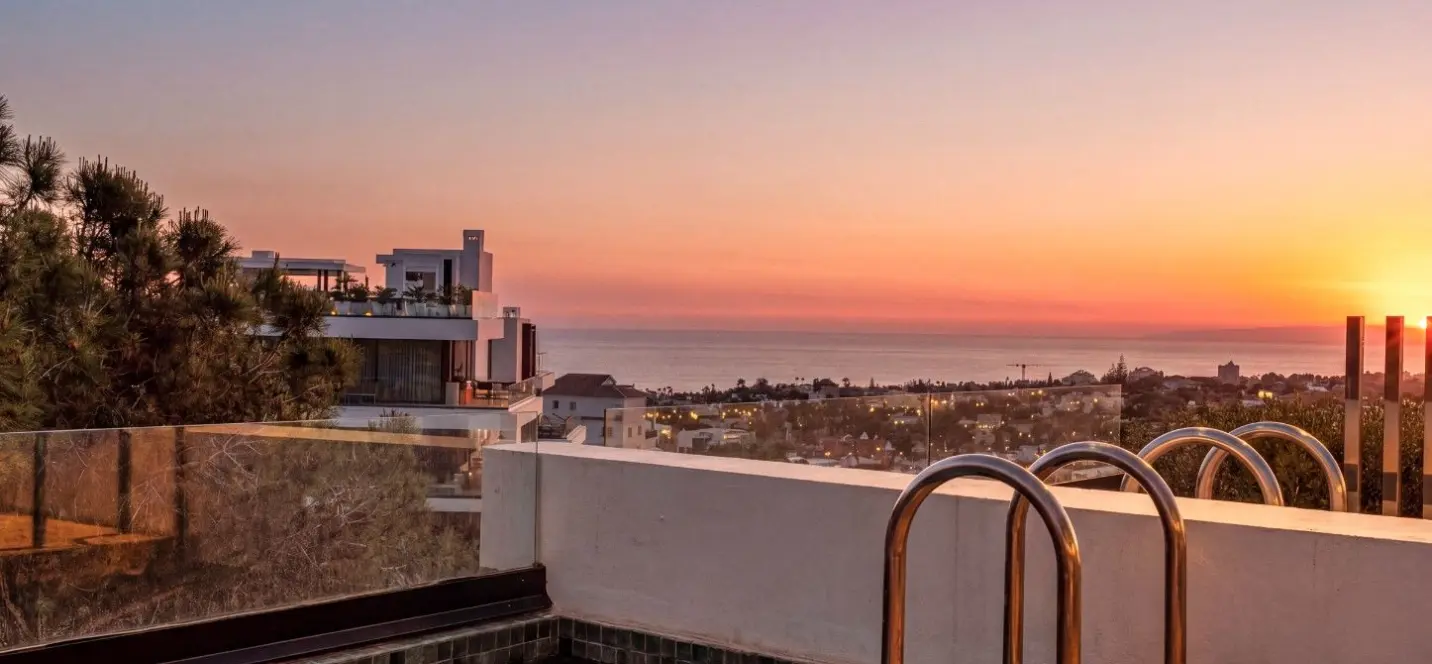 Продажа двухуровневого пентхауса в Marbella 0