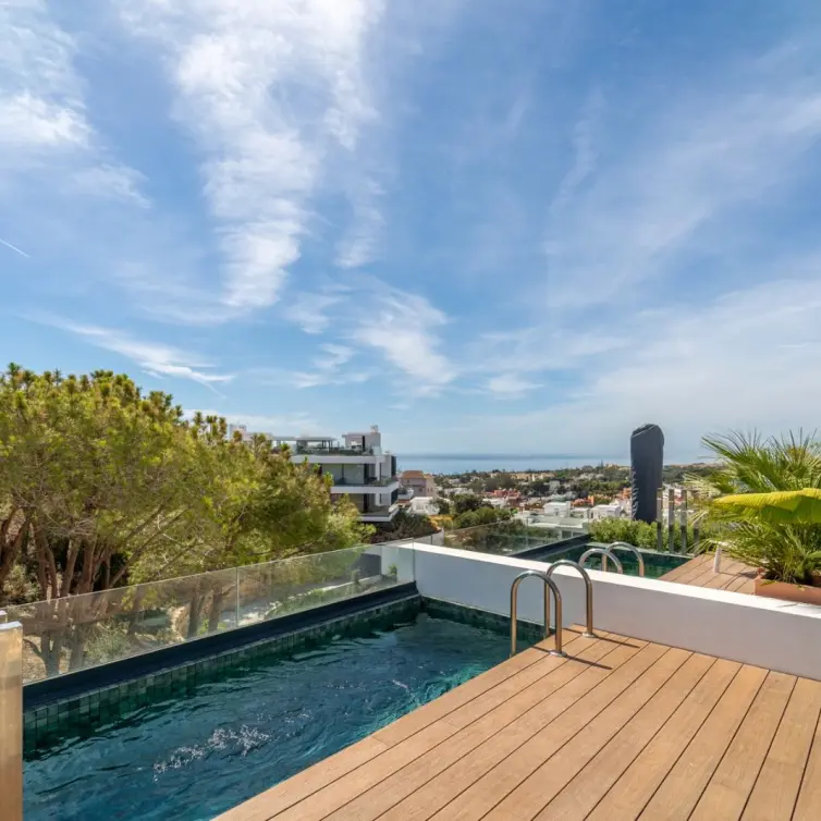Продажа двухуровневого пентхауса в Marbella
