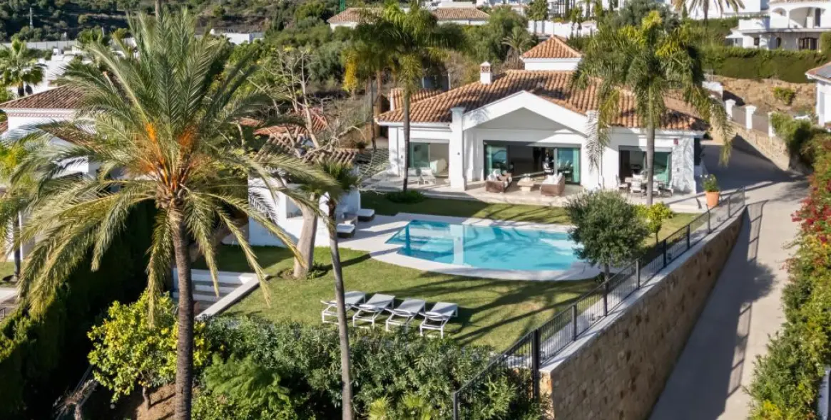 Venta de villa independiente en Nueva Andalucía 1