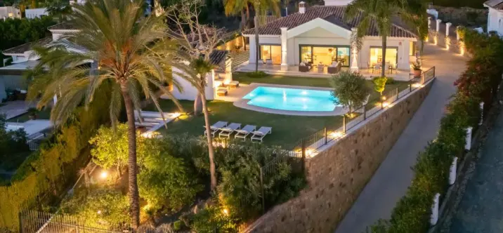 Venta de villa independiente en Nueva Andalucía 1