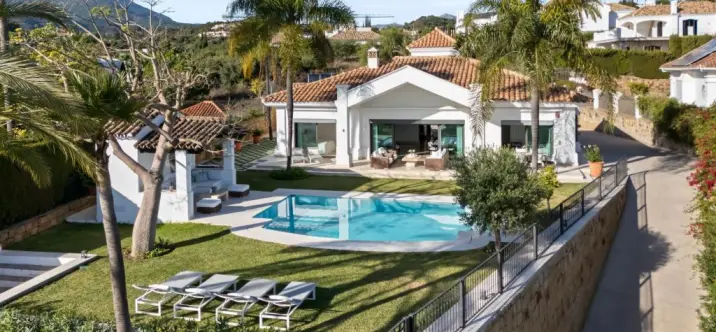 Venta de villa independiente en Nueva Andalucía 3