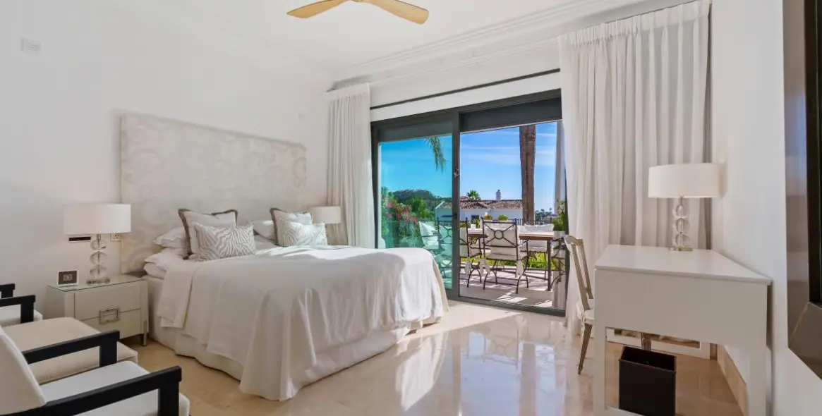 Venta de villa independiente en Nueva Andalucía 40