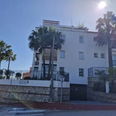 Продажа апартаментов на первом этаже в Calahonda