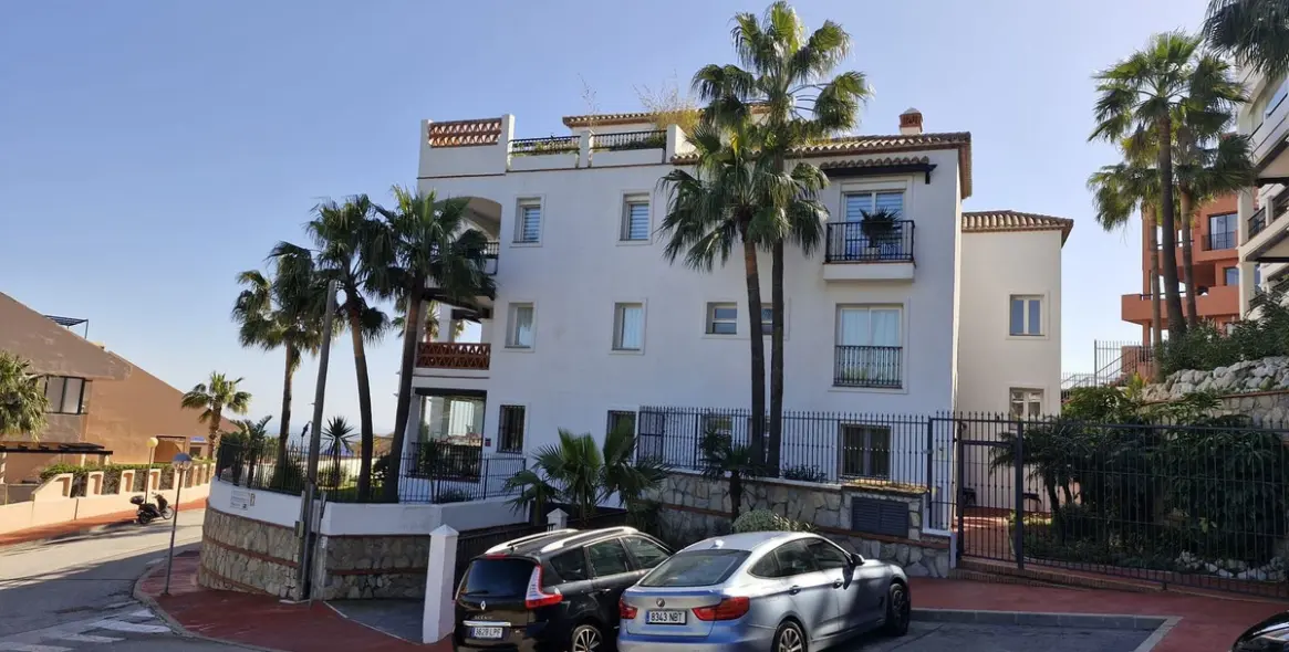 Продажа апартаментов на первом этаже в Calahonda 2