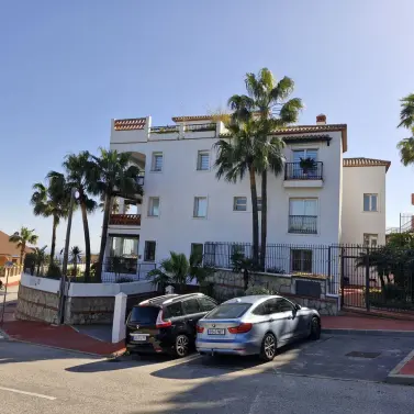 Продажа апартаментов на первом этаже в Calahonda