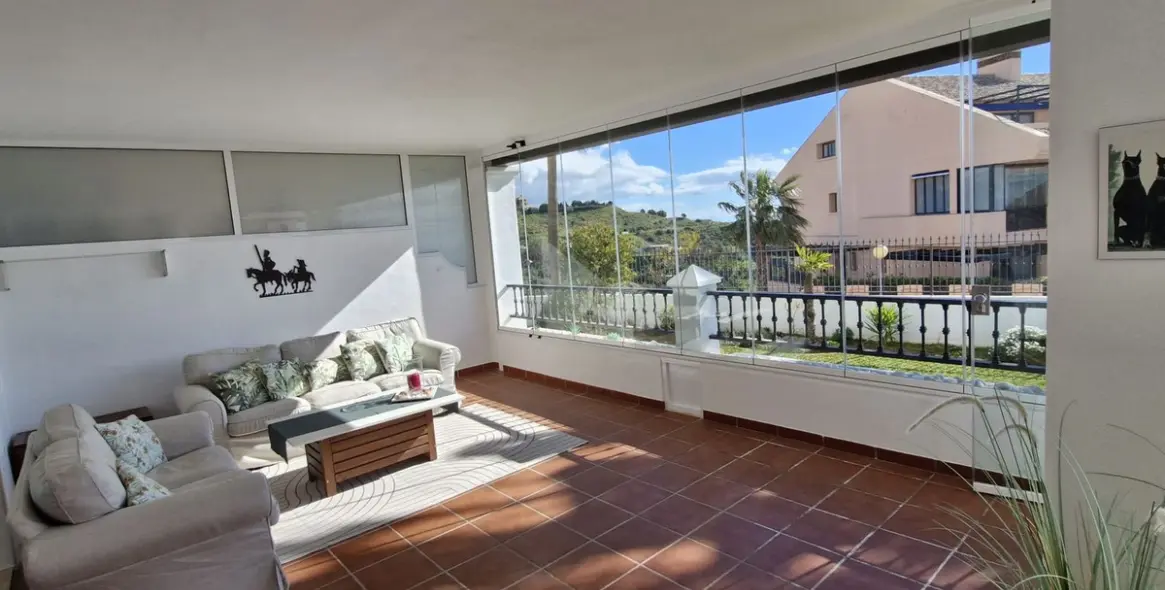 Продажа апартаментов на первом этаже в Calahonda 3