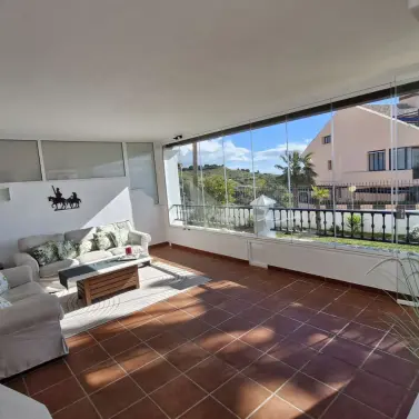 Продажа апартаментов на первом этаже в Calahonda