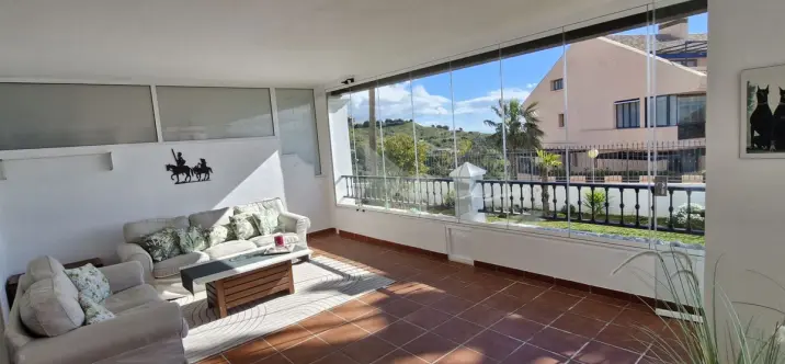 Продажа апартаментов на первом этаже в Calahonda 2