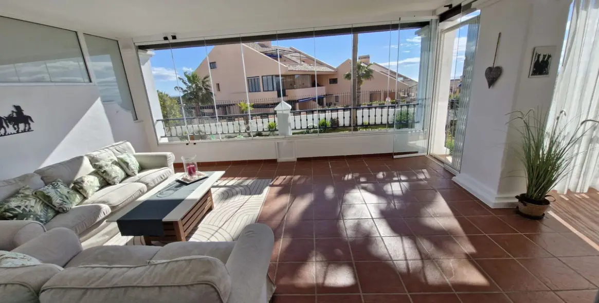 Продажа апартаментов на первом этаже в Calahonda 4