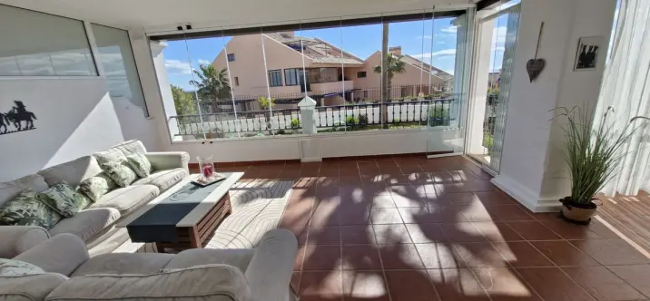 Продажа апартаментов на первом этаже в Calahonda 3