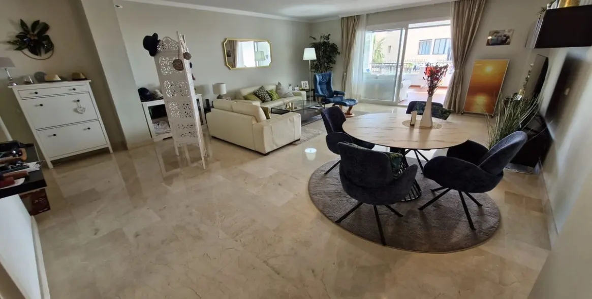 Продажа апартаментов на первом этаже в Calahonda 9