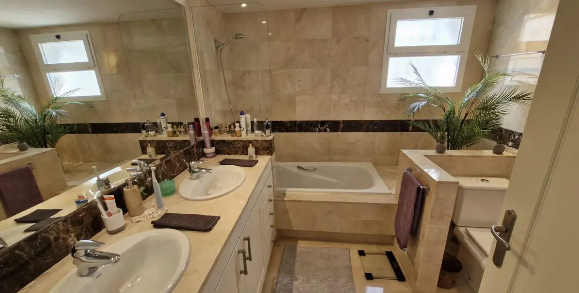 Продажа апартаментов на первом этаже в Calahonda 13