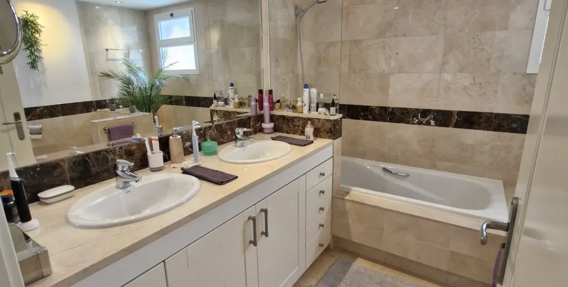 Продажа апартаментов на первом этаже в Calahonda 14