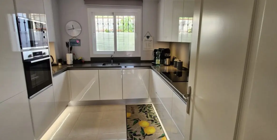 Продажа апартаментов на первом этаже в Calahonda 18