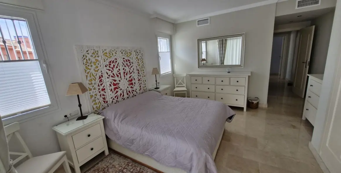 Продажа апартаментов на первом этаже в Calahonda 22