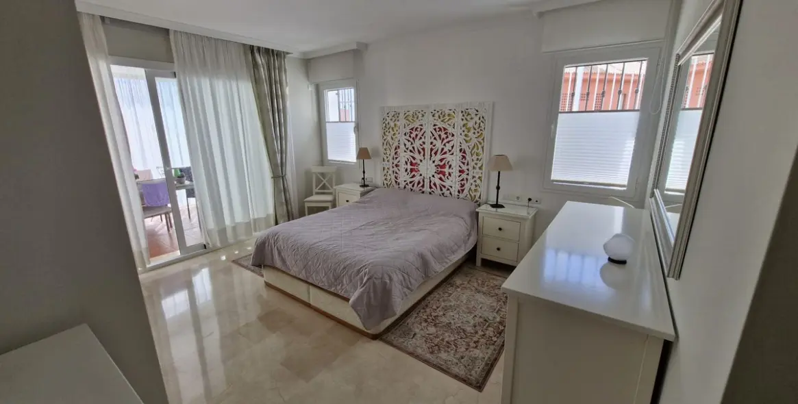 Продажа апартаментов на первом этаже в Calahonda 23