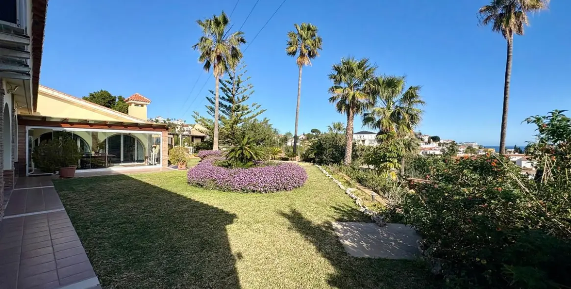 Продажа  отдельно стоящей виллы в Torreblanca 11