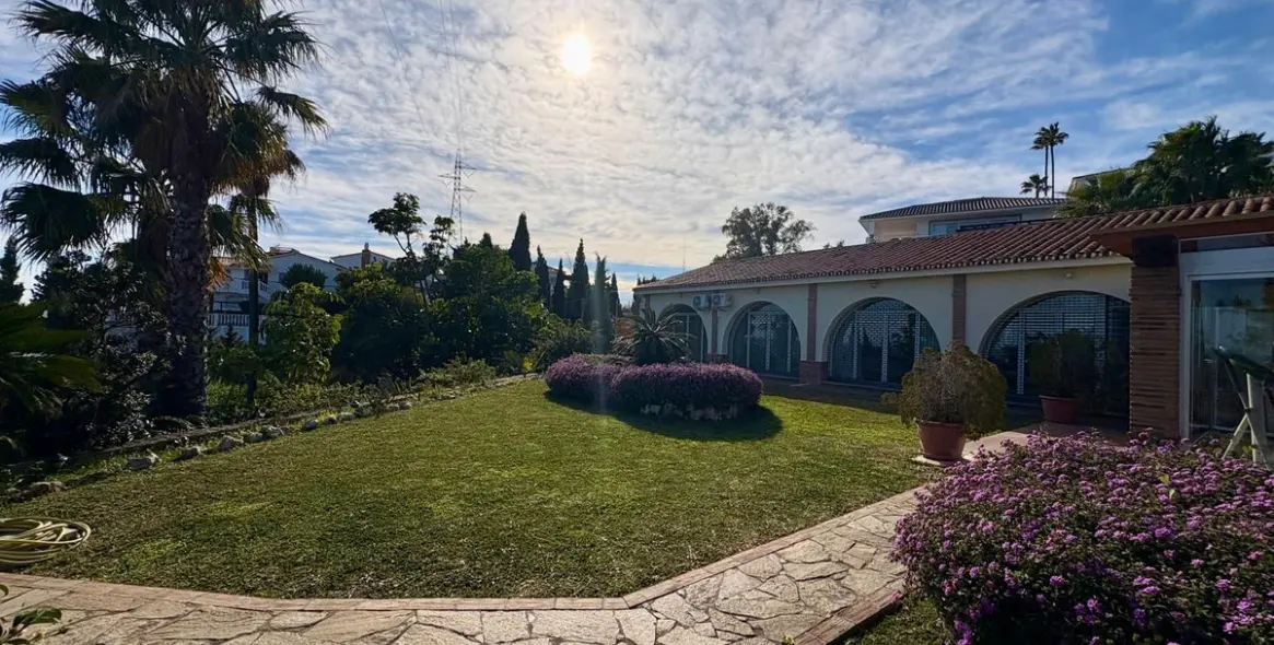 Продажа  отдельно стоящей виллы в Torreblanca 12