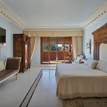 Продажа двухуровневого пентхауса в Guadalmina Baja