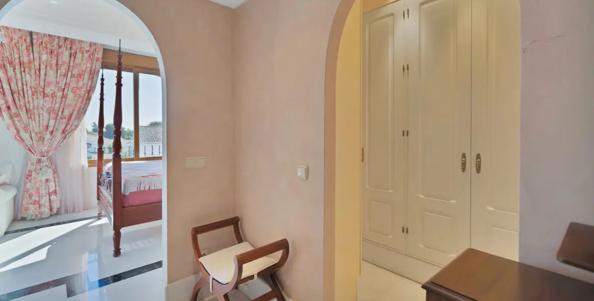 Продажа двухуровневого пентхауса в Guadalmina Baja 11