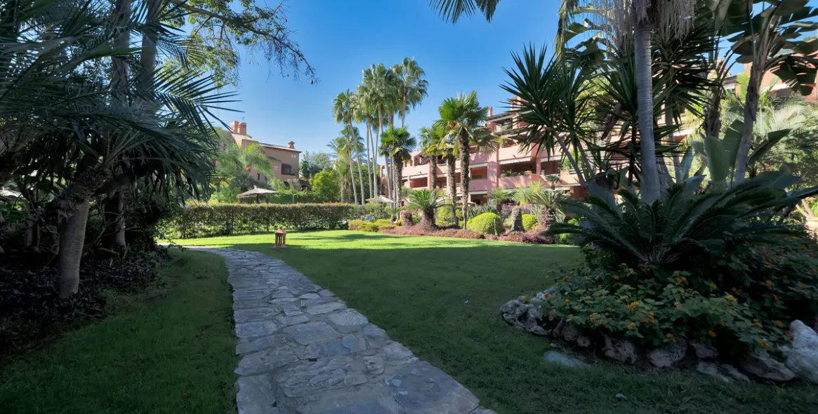 Продажа двухуровневого пентхауса в Guadalmina Baja 50