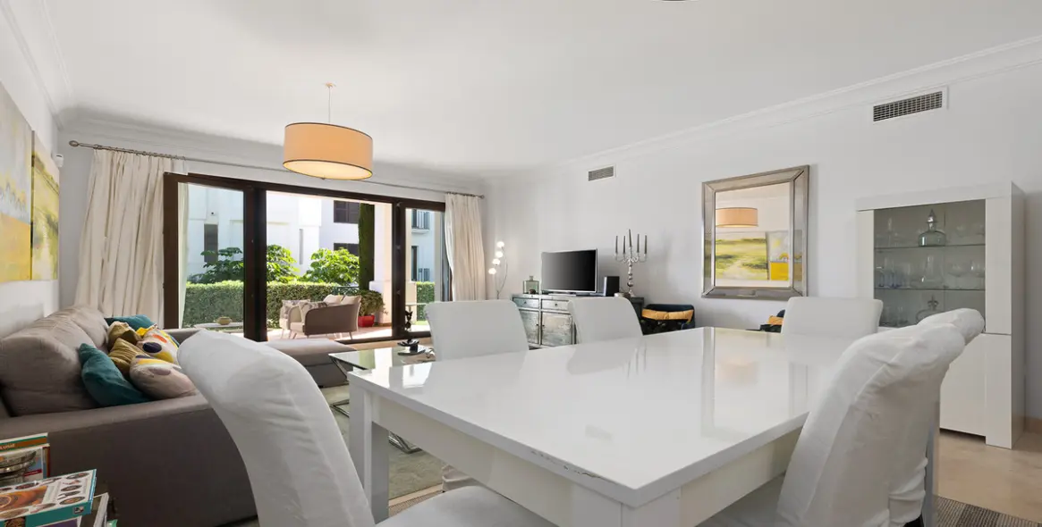 Продажа апартаментов на первом этаже в Casares 8