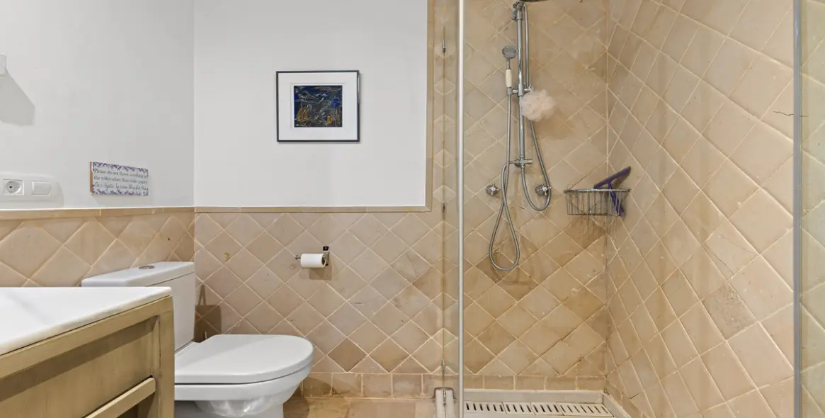 Продажа апартаментов на первом этаже в Casares 19