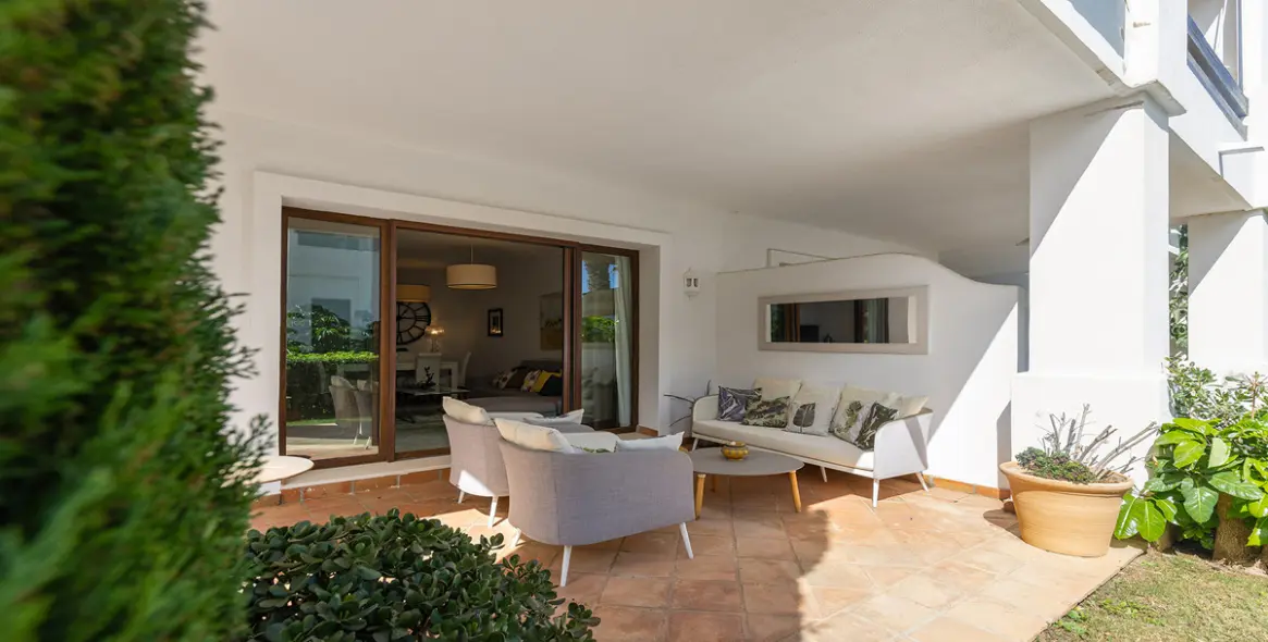 Продажа апартаментов на первом этаже в Casares 26