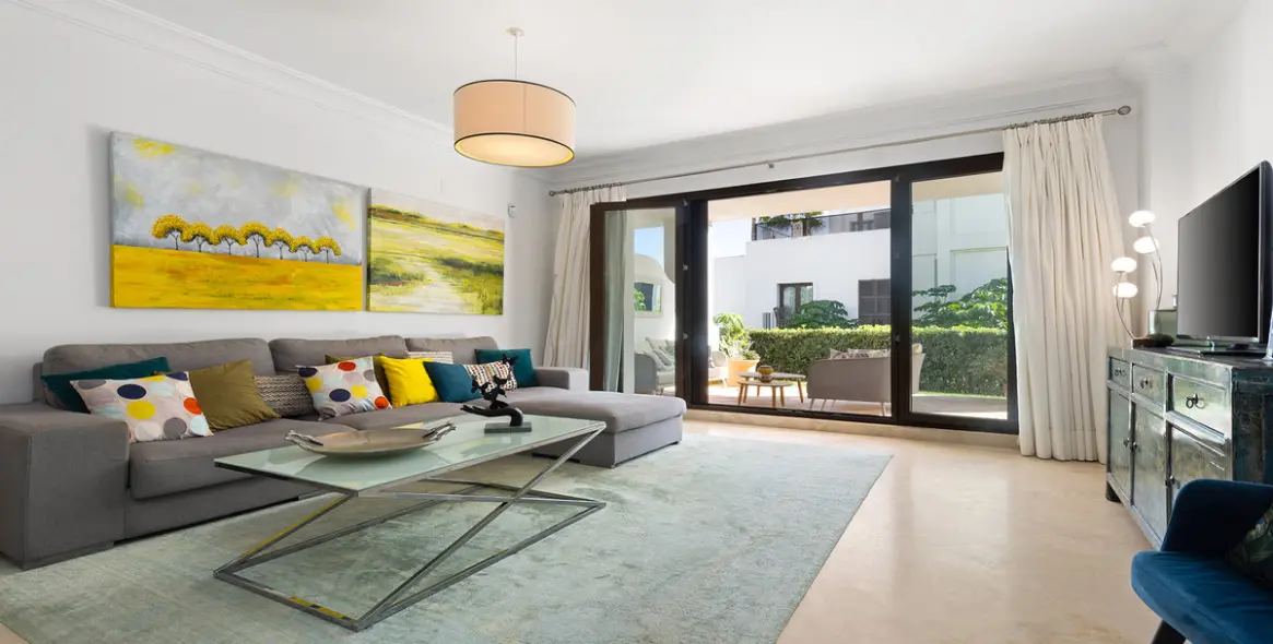 Продажа апартаментов на первом этаже в Casares 27