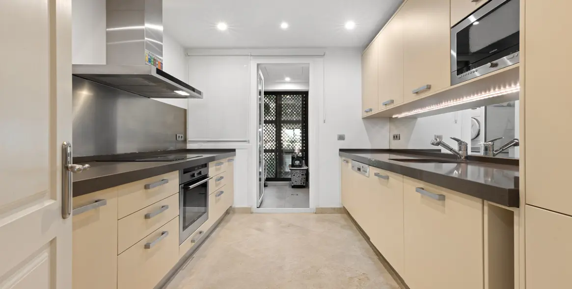 Продажа апартаментов на первом этаже в Casares 30