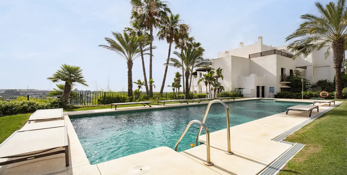 Продажа апартаментов на первом этаже в Casares 33