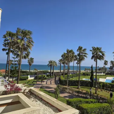 Sale of middle floor apartment in San Luis de Sabinillas