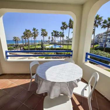 Sale of middle floor apartment in San Luis de Sabinillas