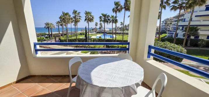 Sale of middle floor apartment in San Luis de Sabinillas 1