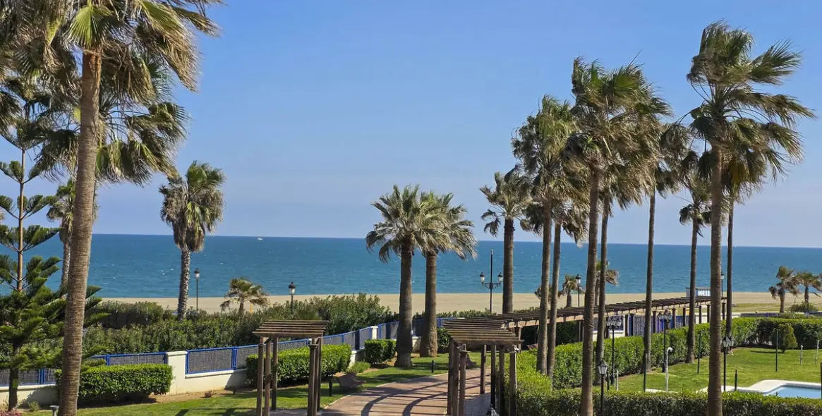 Продажа апартаментов на среднем этаже в San Luis de Sabinillas 3